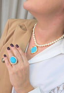Colar Rutinha com perolas e pingente dourado esmaltado em azul