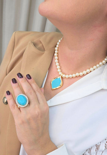 Colar Rutinha com perolas e pingente dourado esmaltado em azul