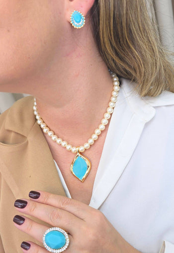 Colar Rutinha com perolas e pingente dourado esmaltado em azul