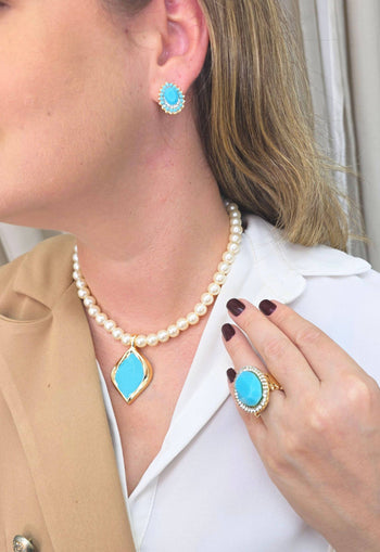 Colar Rutinha com perolas e pingente dourado esmaltado em azul