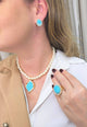 Colar Rutinha com perolas e pingente dourado esmaltado em azul