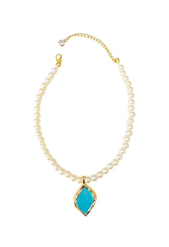 Colar Rutinha com perolas e pingente dourado esmaltado em azul