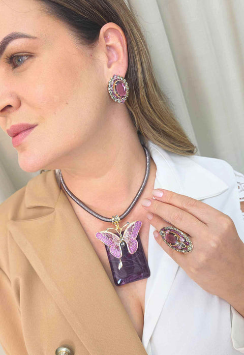 Colar Elis: De Cordão com Resina Ametista e Pingente de Borboleta Esmaltada Banhado no Dourado | By Sahara Acessórios
