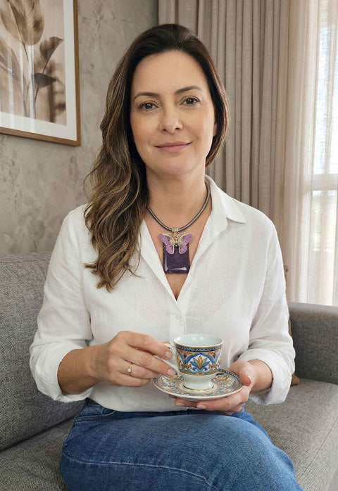 Colar Elis: De Cordão com Resina Ametista e Pingente de Borboleta Esmaltada Banhado no Dourado | By Sahara Acessórios