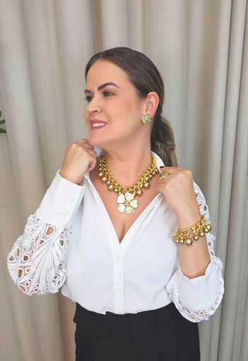 Maxi Colar Nilcéia: Glamour com Pingente de Flor Dourada, Pérolas e Correntes no Dourado | Look de Festa