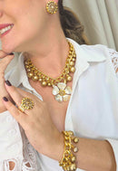 Maxi Colar Nilcéia: Glamour com Pingente de Flor Dourada, Pérolas e Correntes no Dourado | Look de Festa