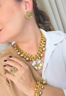 Maxi Colar Nilcéia: Glamour com Pingente de Flor Dourada, Pérolas e Correntes no Dourado | Look de Festa