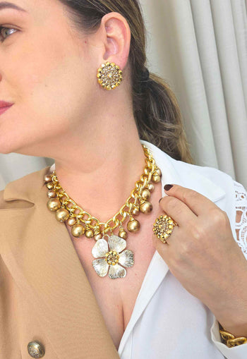 Maxi Colar Nilcéia: Glamour com Pingente de Flor Dourada, Pérolas e Correntes no Dourado | Look de Festa