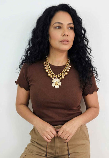 Maxi Colar Nilcéia: Glamour com Pingente de Flor Dourada, Pérolas e Correntes no Dourado | Look de Festa