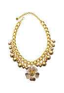 Maxi Colar Nilcéia: Glamour com Pingente de Flor Dourada, Pérolas e Correntes no Dourado | Look de Festa