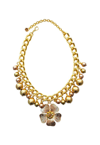 Maxi Colar Nilcéia: Glamour com Pingente de Flor Dourada, Pérolas e Correntes no Dourado | Look de Festa