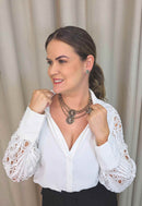 Colar Vera Lúcia: Clássico com Mix de Pérolas Rosê e Pingentes no Ouro Velho | Peça Exclusiva