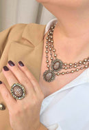 Colar Vera Lúcia: Clássico com Mix de Pérolas Rosê e Pingentes no Ouro Velho | Peça Exclusiva