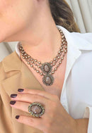 Colar Vera Lúcia: Clássico com Mix de Pérolas Rosê e Pingentes no Ouro Velho | Peça Exclusiva