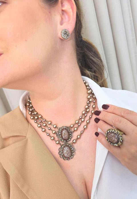 Colar Vera Lúcia: Clássico com Mix de Pérolas Rosê e Pingentes no Ouro Velho | Peça Exclusiva