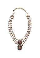 Colar Vera Lúcia: Clássico com Mix de Pérolas Rosê e Pingentes no Ouro Velho | Peça Exclusiva