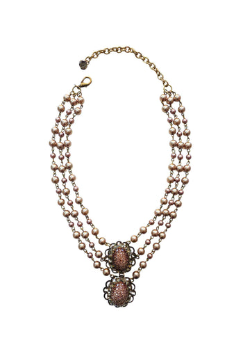 Colar Vera Lúcia: Clássico com Mix de Pérolas Rosê e Pingentes no Ouro Velho | Peça Exclusiva