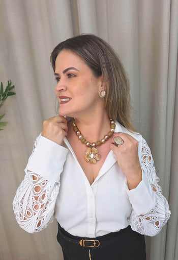 Colar Cris Caires: Pérolas Marrons com Pingente de Flor no Vintage | Sahara Acessórios
