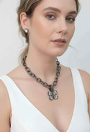 Colar de borboleta Indira glam com pedras hematite cristal e black diamond banhado no onix
