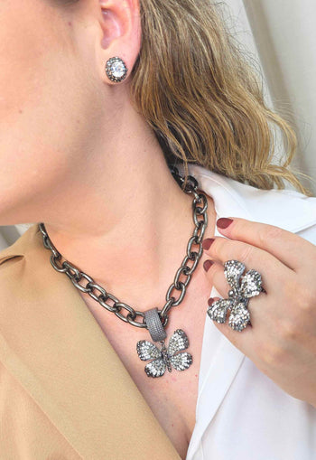 Colar de borboleta Indira glam com pedras hematite cristal e black diamond banhado no onix