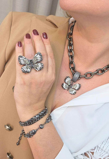 Colar de borboleta Indira glam com pedras hematite cristal e black diamond banhado no onix