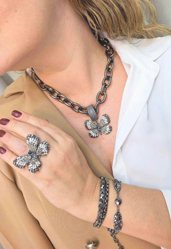 Colar de borboleta Indira glam com pedras hematite cristal e black diamond banhado no onix