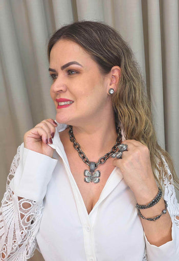 Colar de borboleta Indira glam com pedras hematite cristal e black diamond banhado no onix