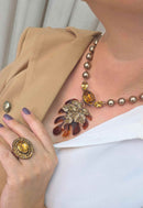 Colar Flor da Alma: Romântico com Flor de Resina, Strass e Pérolas no Vintage | Design By Sahara