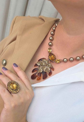 Colar Flor da Alma: Romântico com Flor de Resina, Strass e Pérolas no Vintage | Design By Sahara