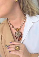 Colar Flor da Alma: Romântico com Flor de Resina, Strass e Pérolas no Vintage | Design By Sahara