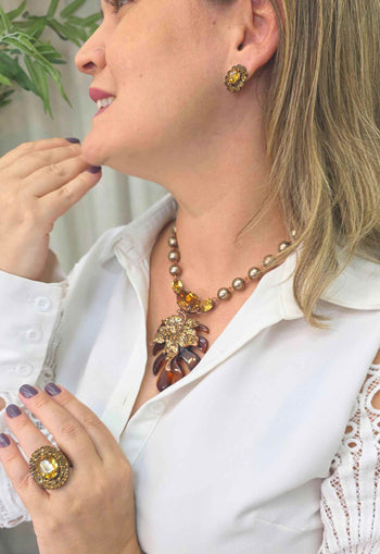 Colar Flor da Alma: Romântico com Flor de Resina, Strass e Pérolas no Vintage | Design By Sahara
