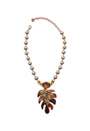 Colar Flor da Alma: Romântico com Flor de Resina, Strass e Pérolas no Vintage | Design By Sahara