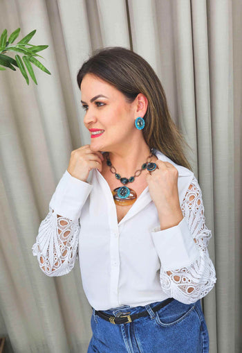 Colar Propósito de resina marrom com pedras verdes e azuis banhado no vintage