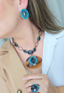 Colar Propósito de resina marrom com pedras verdes e azuis banhado no vintage