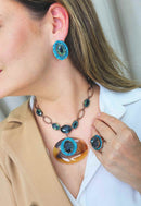 Colar Propósito de resina marrom com pedras verdes e azuis banhado no vintage