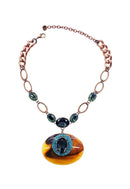 Colar Propósito de resina marrom com pedras verdes e azuis banhado no vintage