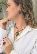 Colar Gabriela com resina marrom mesclada e pingente de pedras azuis banhado no vintage