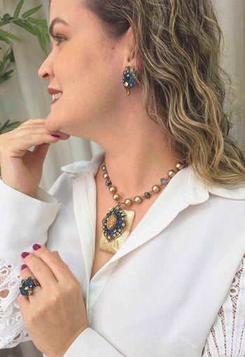 Colar Gabriela com resina marrom mesclada e pingente de pedras azuis banhado no vintage