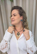 Colar Gabriela com resina marrom mesclada e pingente de pedras azuis banhado no vintage