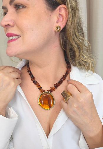 Colar Flamboyant com pingente dourado e cascalhos de resina amarronzadas no banho dourado