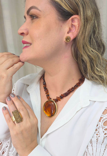 Colar Flamboyant com pingente dourado e cascalhos de resina amarronzadas no banho dourado