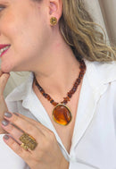 Colar Flamboyant com pingente dourado e cascalhos de resina amarronzadas no banho dourado
