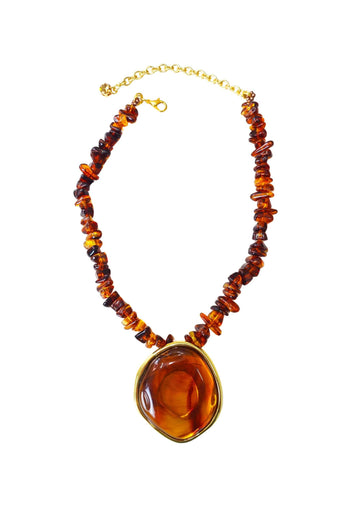 Colar Flamboyant com pingente dourado e cascalhos de resina amarronzadas no banho dourado