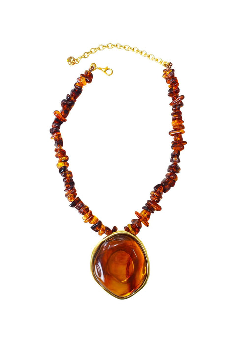 Colar Flamboyant com pingente dourado e cascalhos de resina amarronzadas no banho dourado