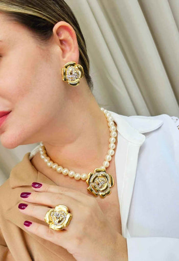 Colar Cecília com pingente de flor e perolas