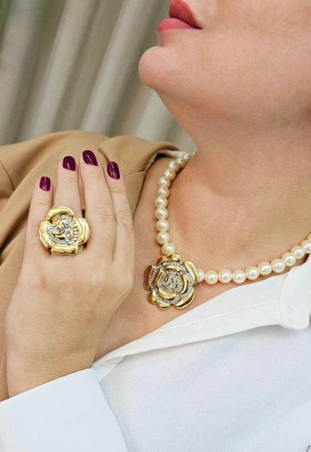 Colar Cecília com pingente de flor e perolas