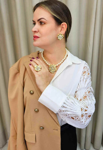 Colar Cecília com pingente de flor e perolas