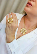 Colar Cecília gold com pingente de flor banhado no dourado