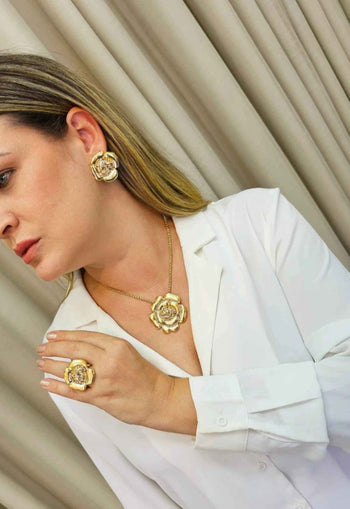 Colar Cecília gold com pingente de flor banhado no dourado