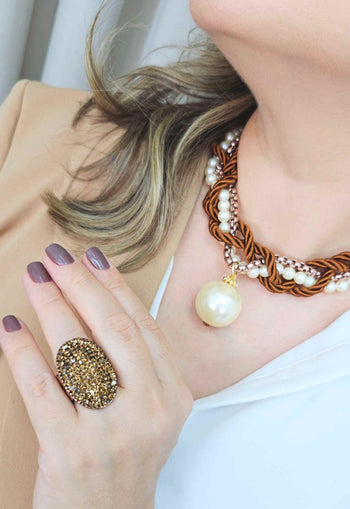 Colar Frida com maxi pérola e corrente veneziana trançada com courinho marrom e perolas